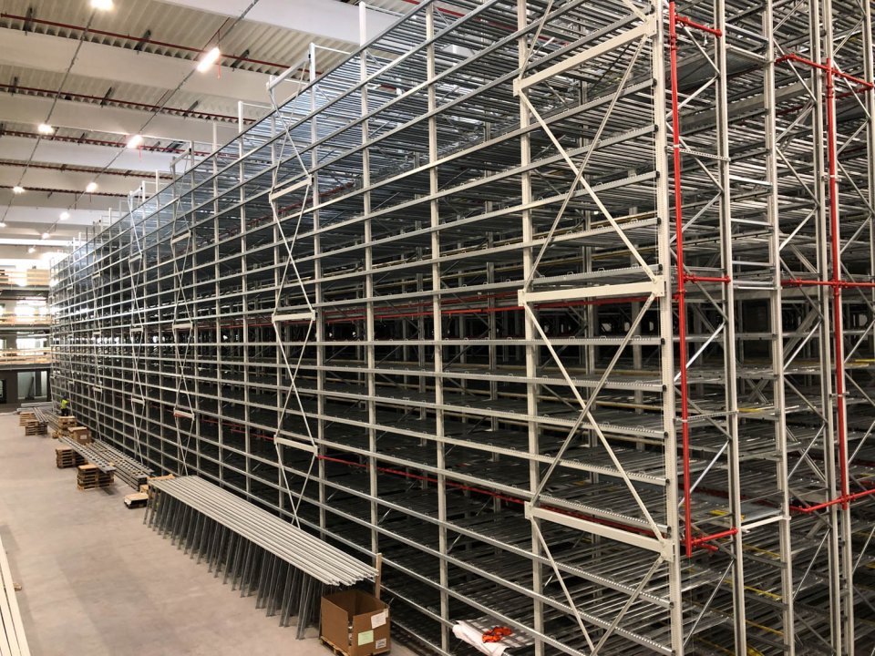 Montaggio scaffalatura automatica presso nuovo polo logistico Trecate (IT)