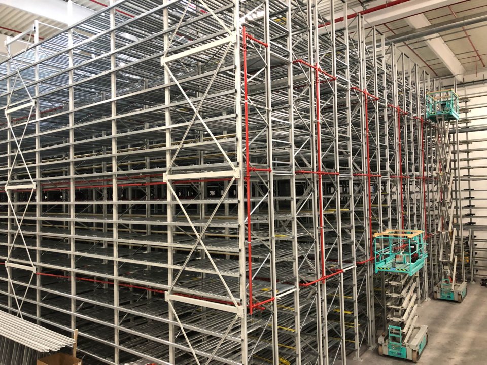 Montaggio scaffalatura automatica presso nuovo polo logistico Trecate (IT)